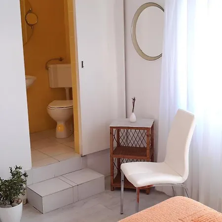 Dragan's Den Hostel *