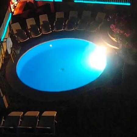 Dragan's Den Hostel *