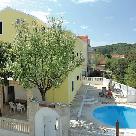 Dragan's Den אכסניה